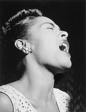 Billie Holiday cântând, fotografie alb-negru.