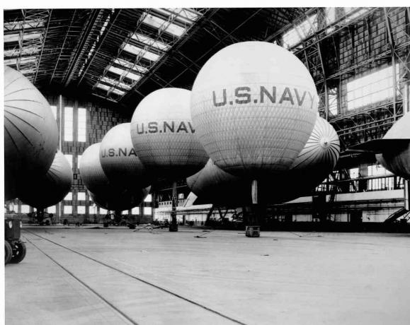 Patru baloane libere umflate cu dirijabil non-rigid în hangarul LTA la NAS Lakehurst, NJ 15 aprilie 1940