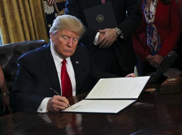 Președintele american Donald Trump semnează ordinele executive, inclusiv un ordin de revizuire a Dodd-Frank Wall Street pentru a anula reglementările financiare din epoca Obama.