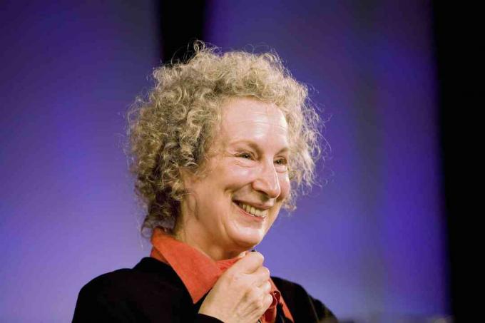 Imagine cu Margaret Atwood zâmbind pe un fundal violet