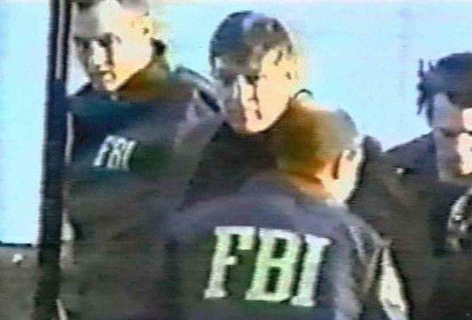 fotografie cu agentul FBI Robert Hanssen, momente după ce a fost arestat