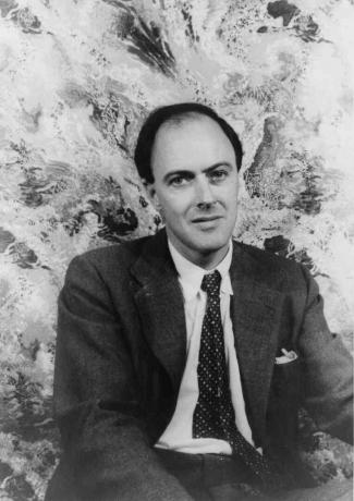 Portretul lui Roald Dahl, purtând cravată și sacou
