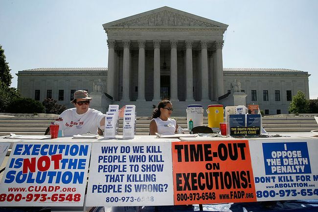Activiștii participă la o veghe împotriva pedepsei cu moartea în fața Curții Supreme a SUA, la 1 iulie 2008, la Washington, DC.