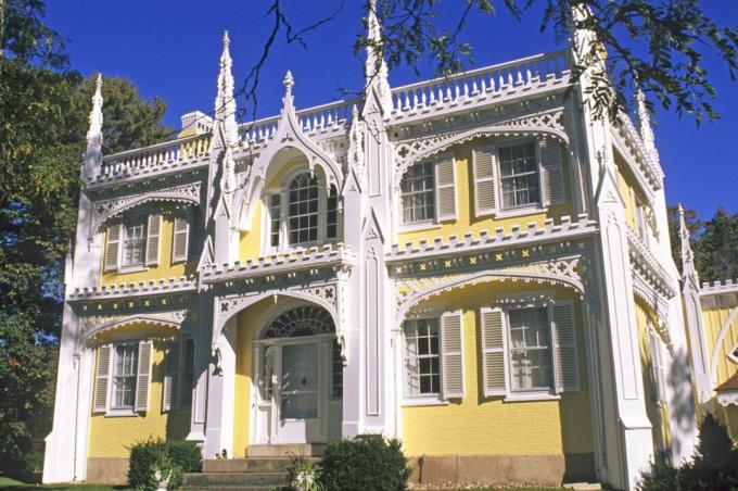 Înfrumusețări victoriene ornamentate pe casa tortului de nuntă din Kennebunk, Maine