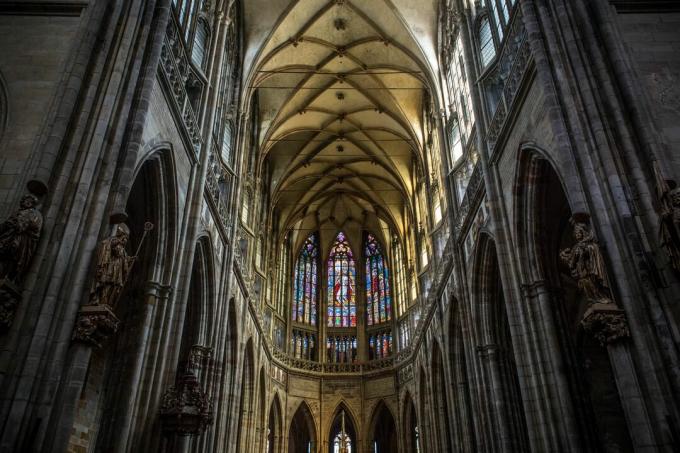 interior al masivului tavan catedralic gotic