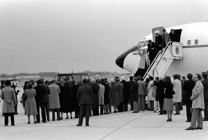 Americanii eliberați ostaticii debarcă aeronava Freedom One, o aeronavă Stratoliner Force VC-137, la sosirea lor la bază, 27 ianuarie 1981